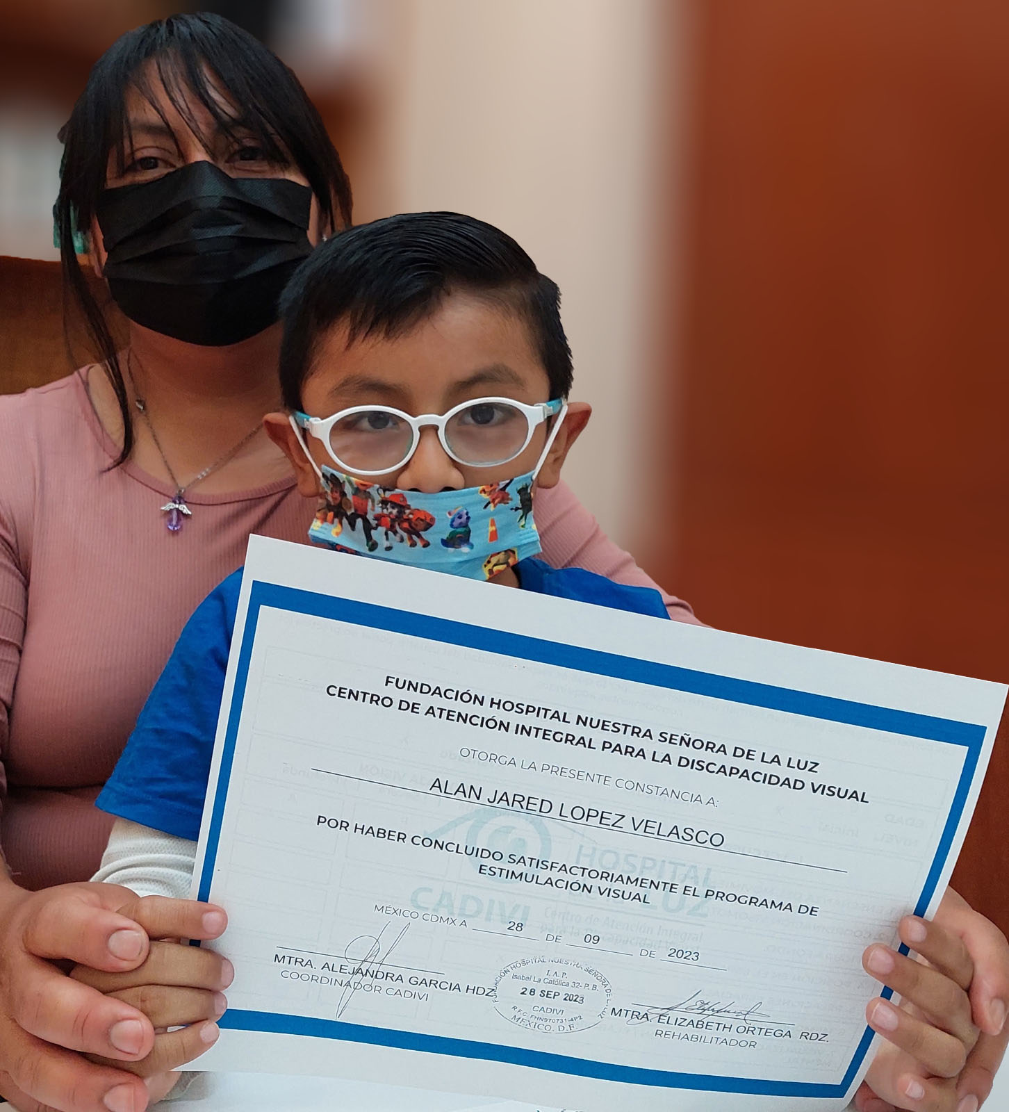 niño sosteniendo un reconocimiento frente a la cámara