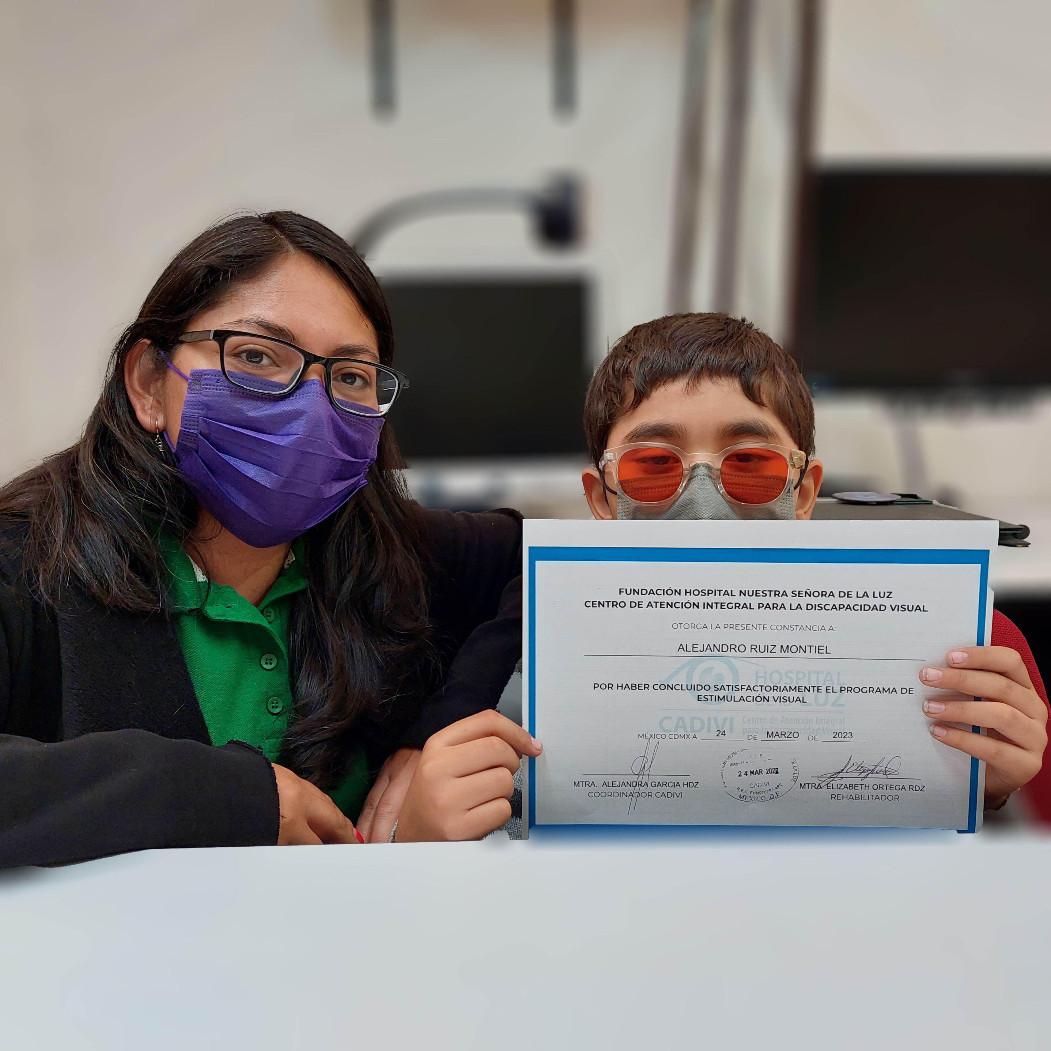 niño sosteniendo un reconocimiento frente a la cámara