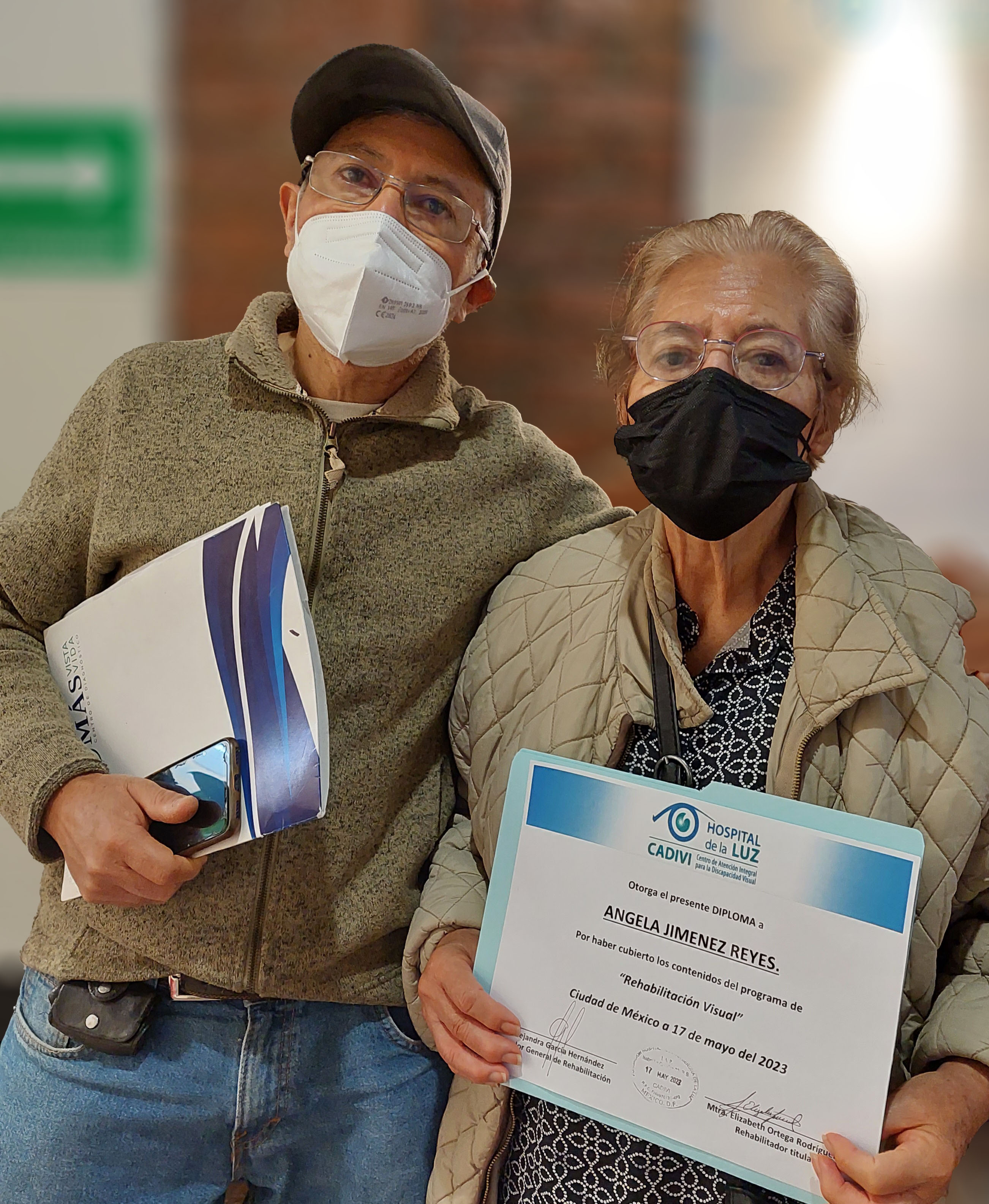 mujer sosteniendo un reconocimiento frente a la cámara