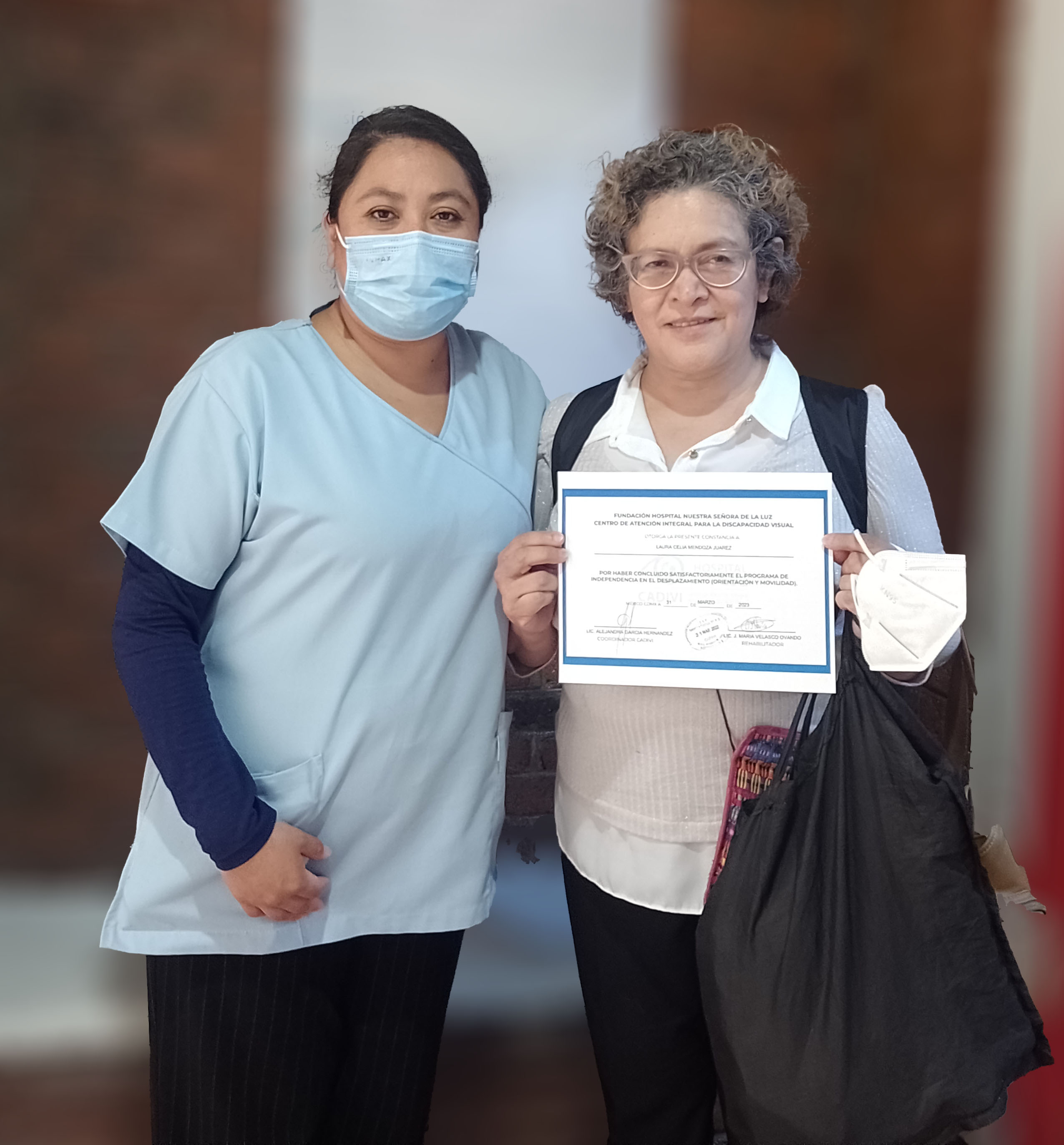 mujer sosteniendo un reconocimiento frente a la cámara