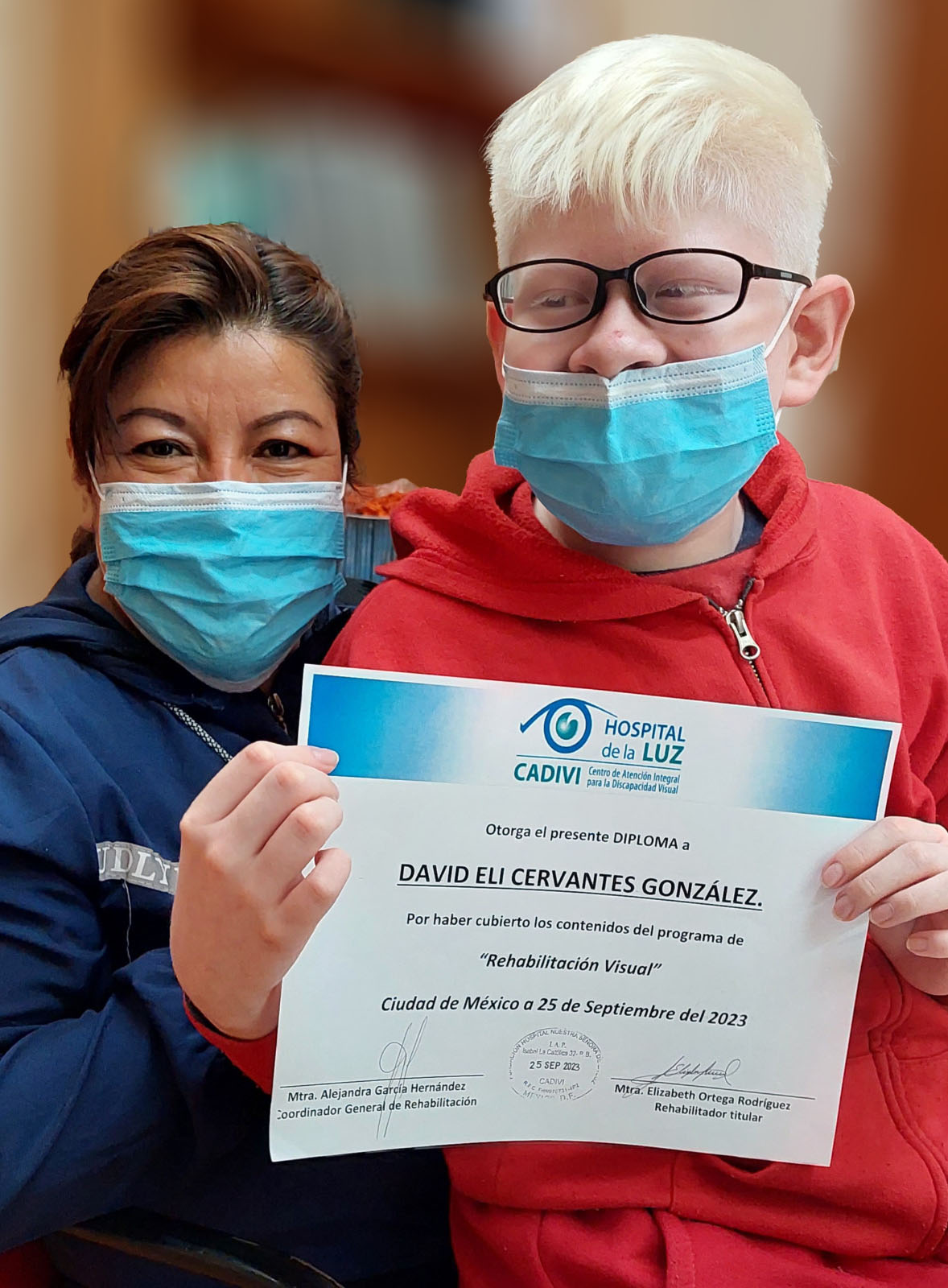 niño sosteniendo un reconocimiento frente a la cámara