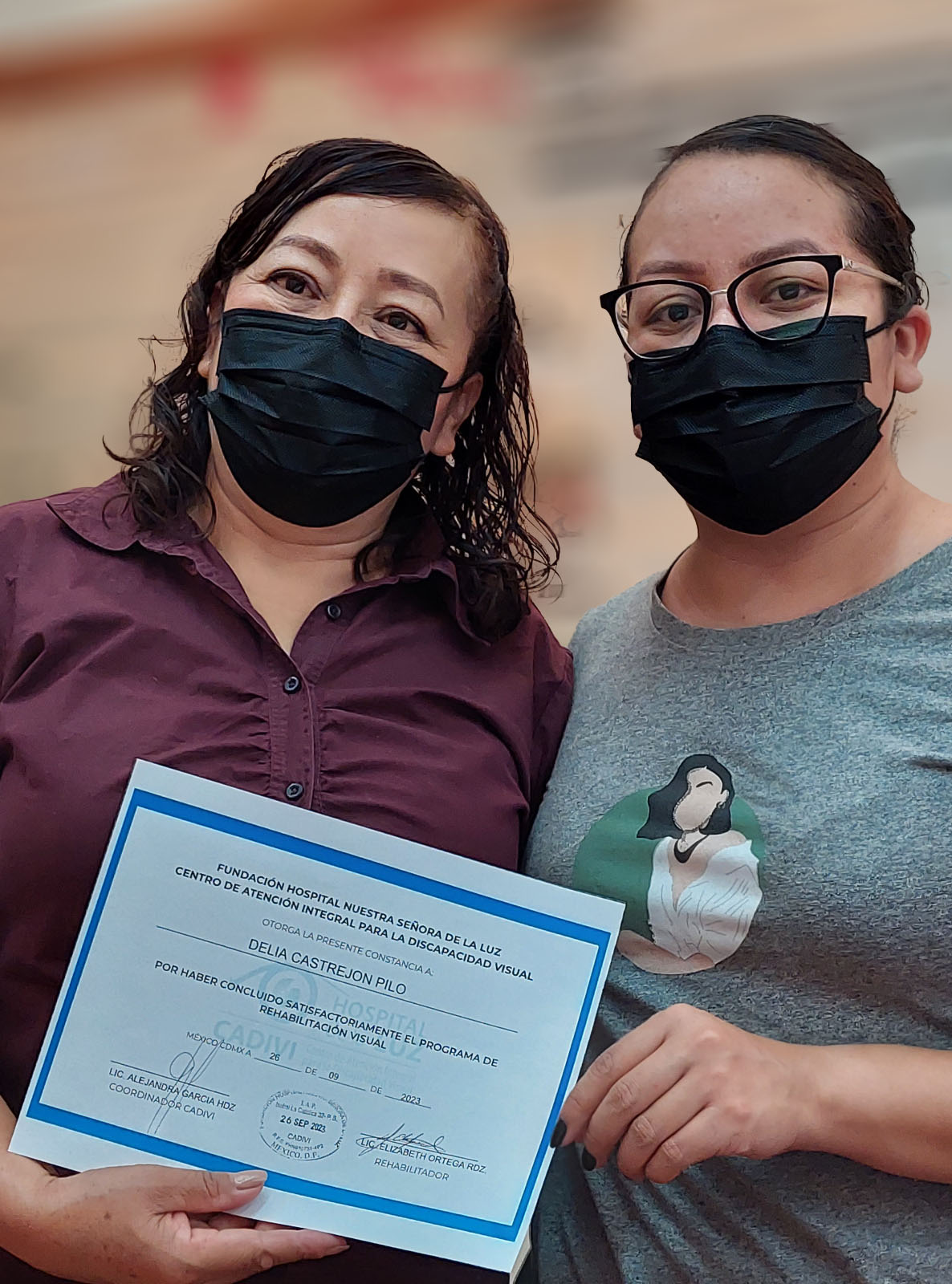 mujer sosteniendo un reconocimiento frente a la cámara