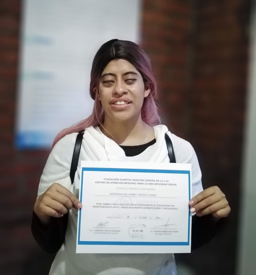 jovencita sosteniendo un reconocimiento frente a la cámara