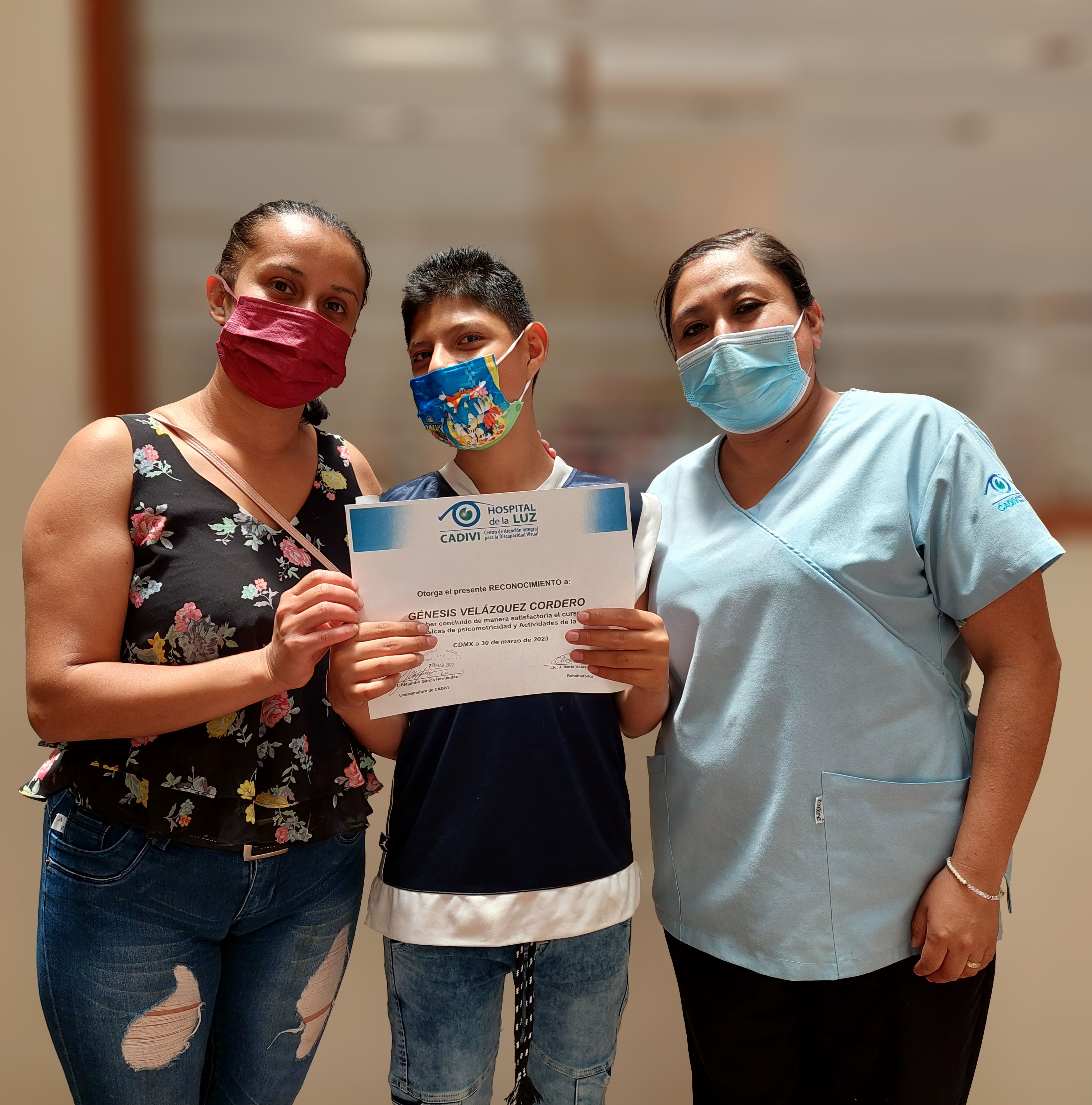 joven sosteniendo un reconocimiento frente a la cámara