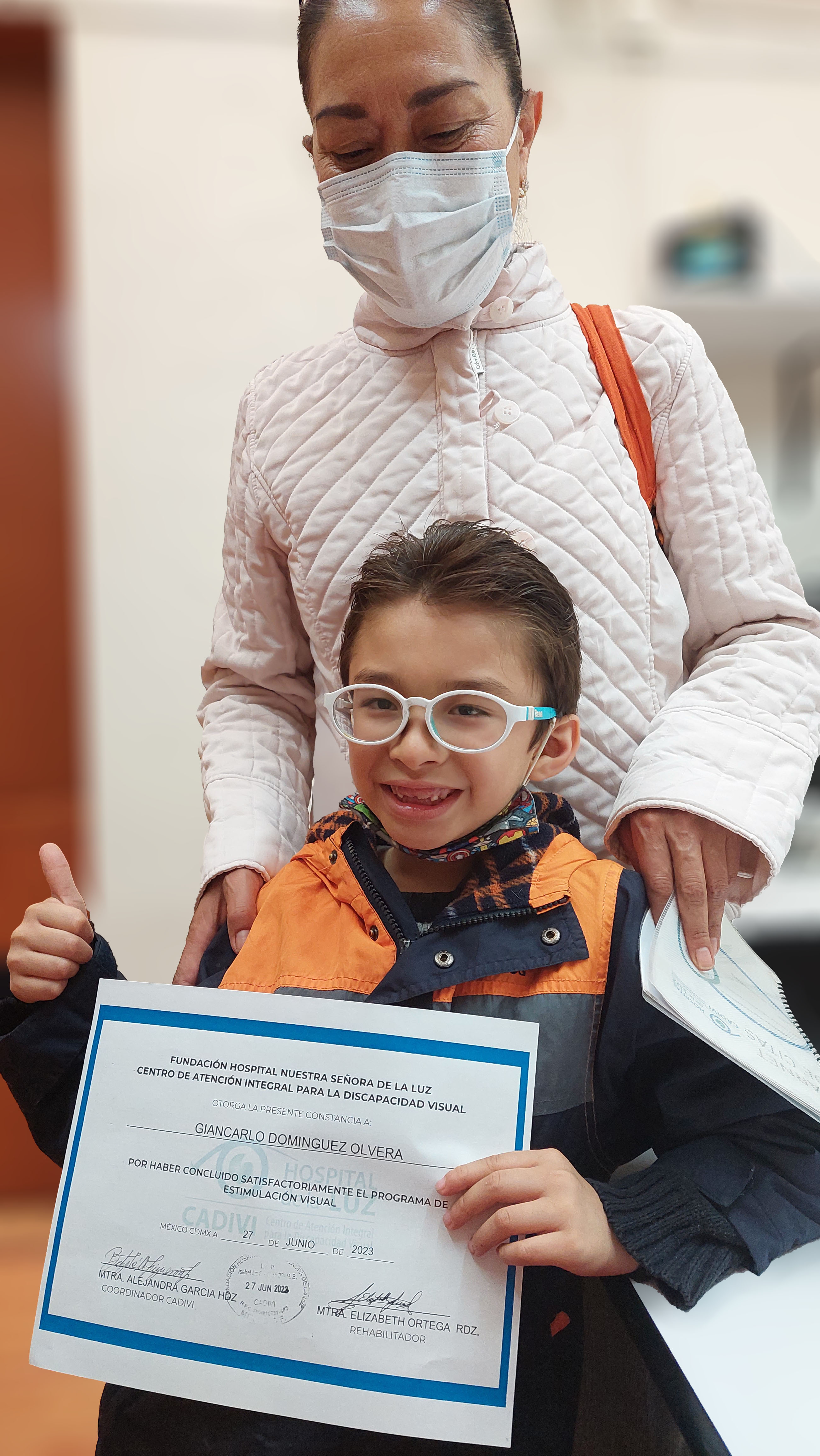 niño sosteniendo un reconocimiento frente a la cámara