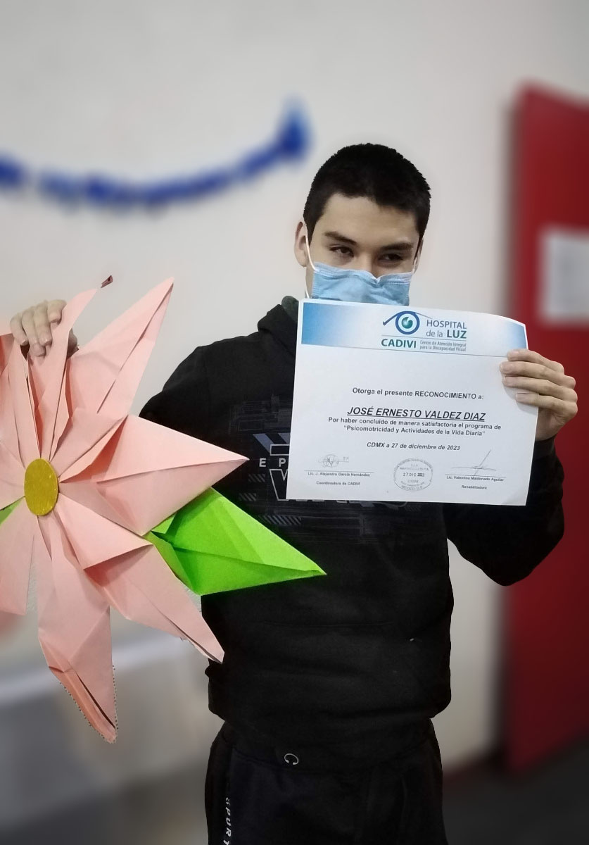 joven sosteniendo un reconocimiento frente a la cámara