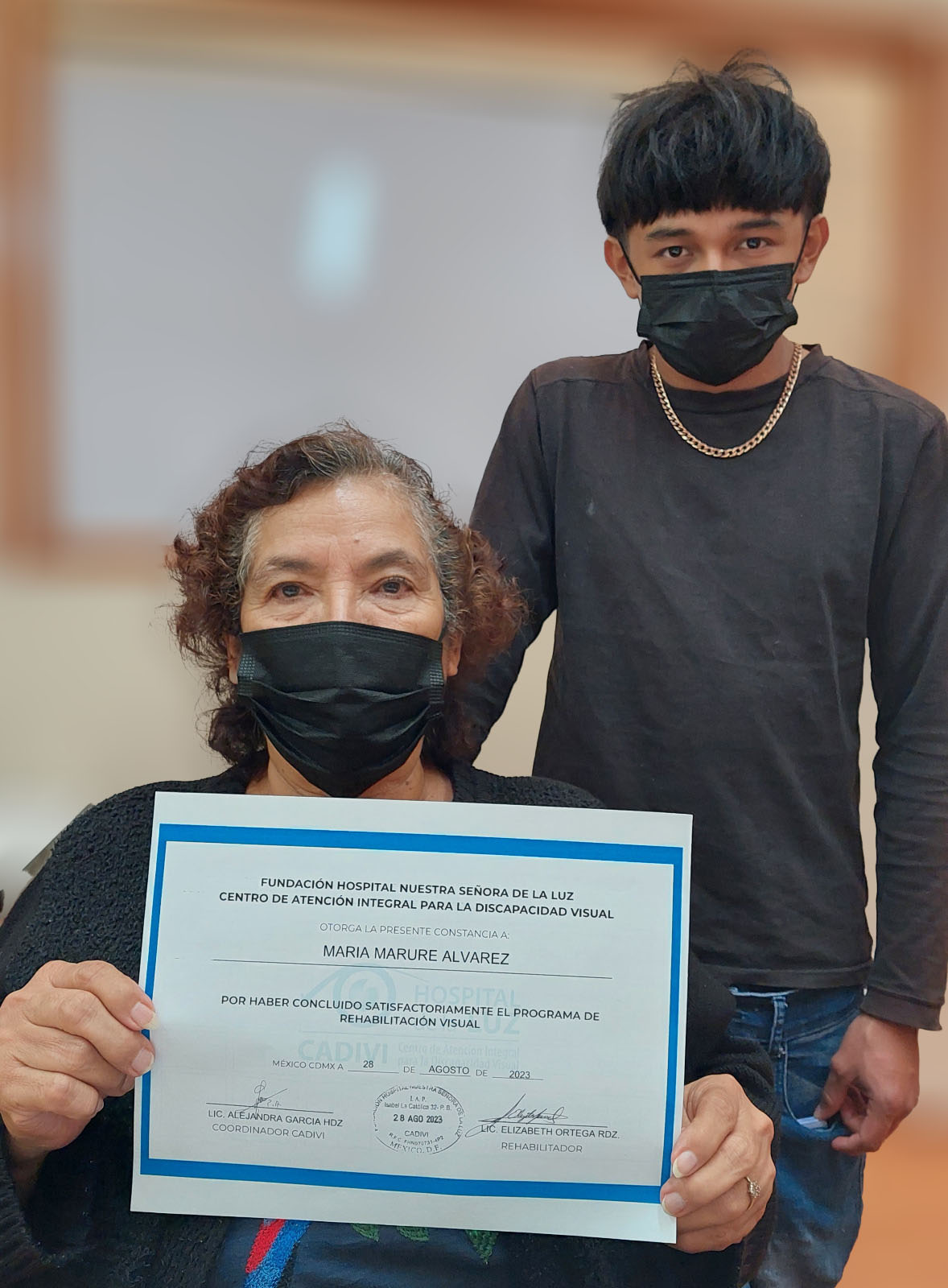 mujer sosteniendo un reconocimiento frente a la cámara