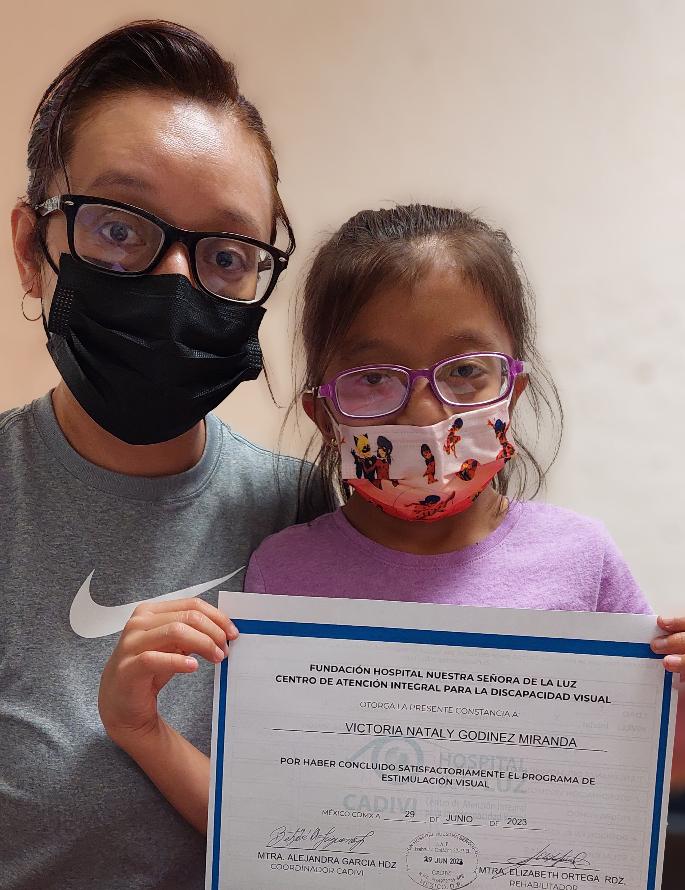 Niña sosteniendo un reconocimiento frente a la cámara