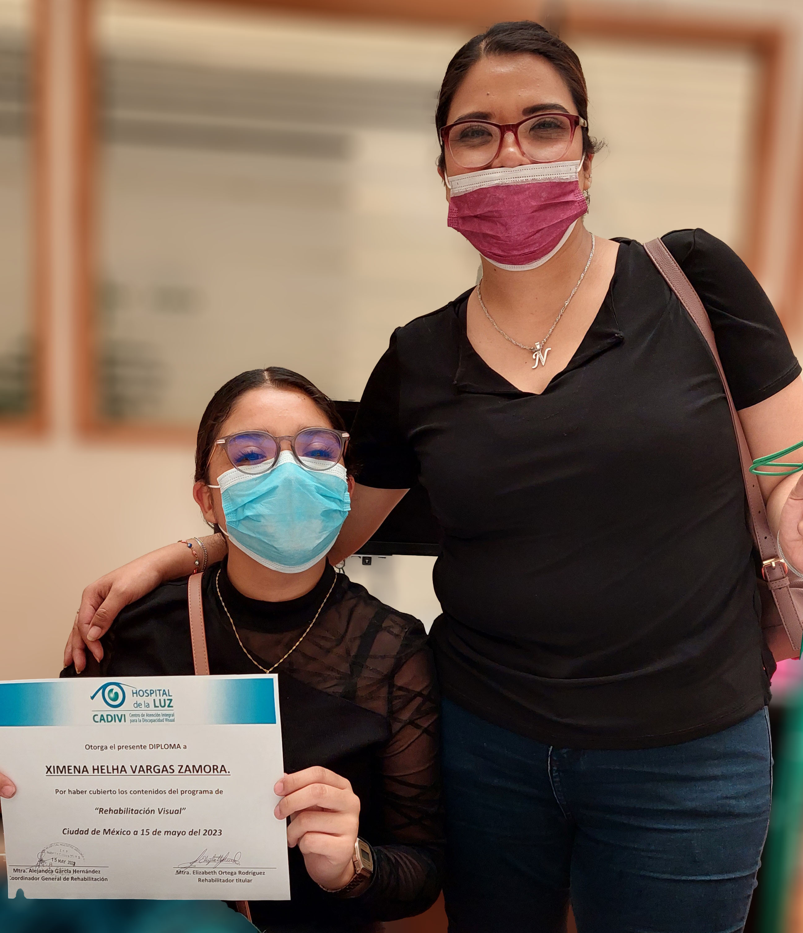 mujer sosteniendo un reconocimiento frente a la cámara