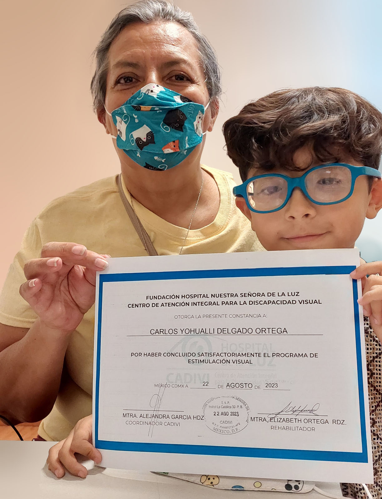 niño sosteniendo un reconocimiento frente a la cámara